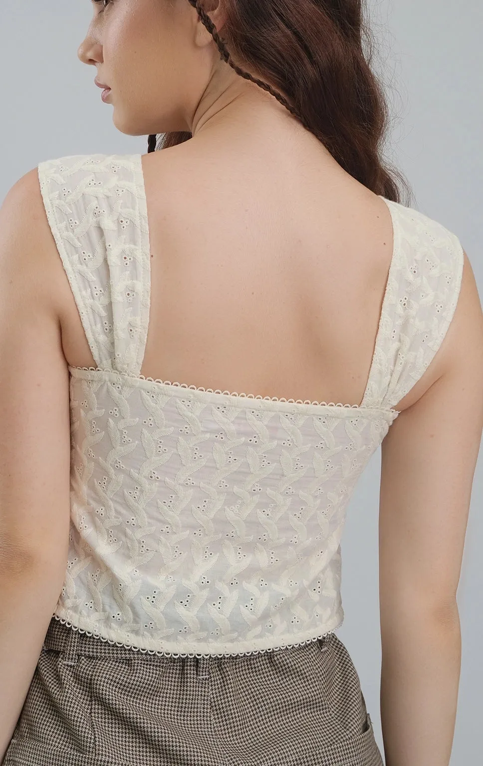 EYELET ROMANTIC TOP WITH BOW DETAIL