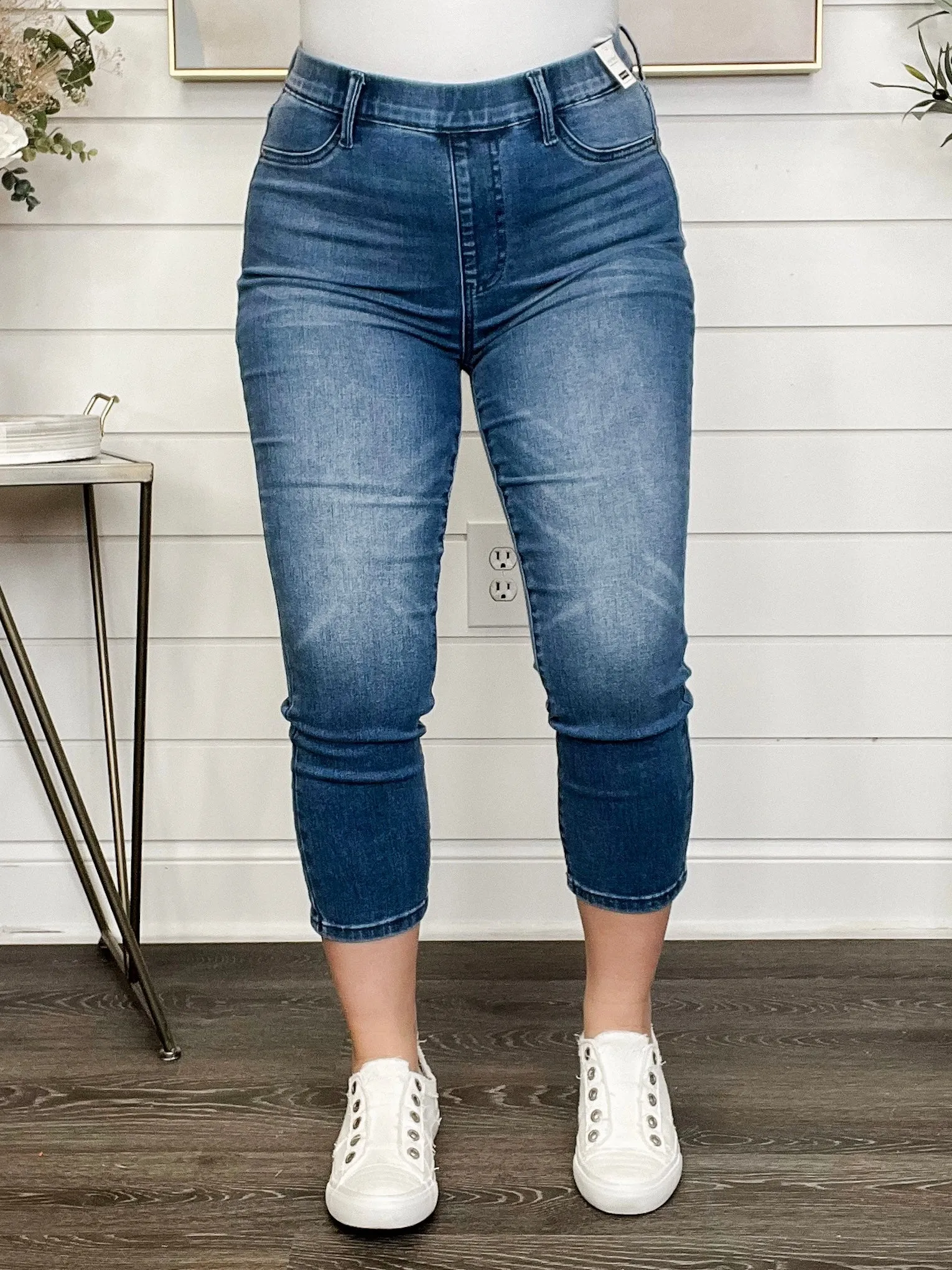 Judy Blue Elle High Rise Moisture Control Pull On Medium Wash Denim Capris