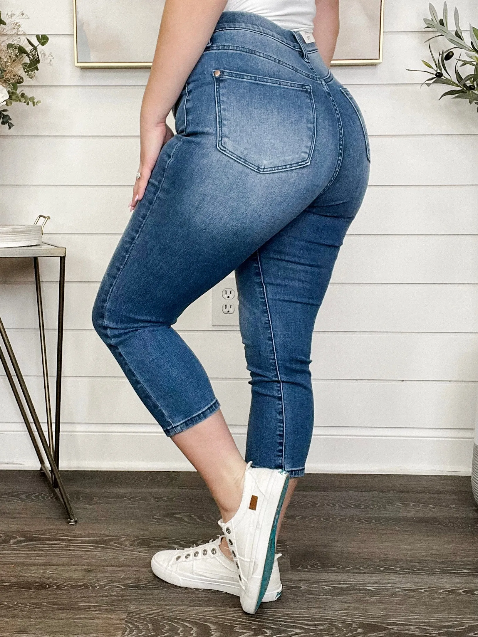 Judy Blue Elle High Rise Moisture Control Pull On Medium Wash Denim Capris