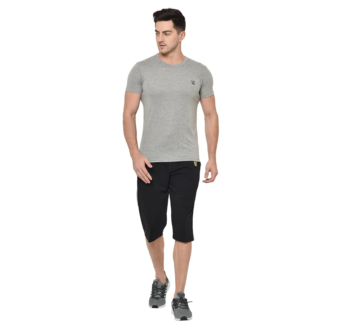Vimal Jonney Cotton Blended Regular Fit Black 3/4th Capri For Men