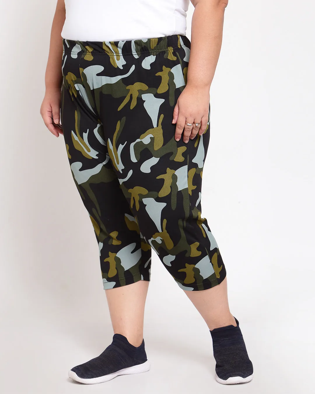 Women Black & Green Printed Capris